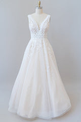 Elegant Long A-line V-neck Appliques Lace Tulle Backless Wedding Dress-showprettydress