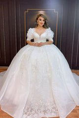 Glamorous Bubble Sleeves Vintage Ball Gown Wedding Dress With Lace Appliques-showprettydress