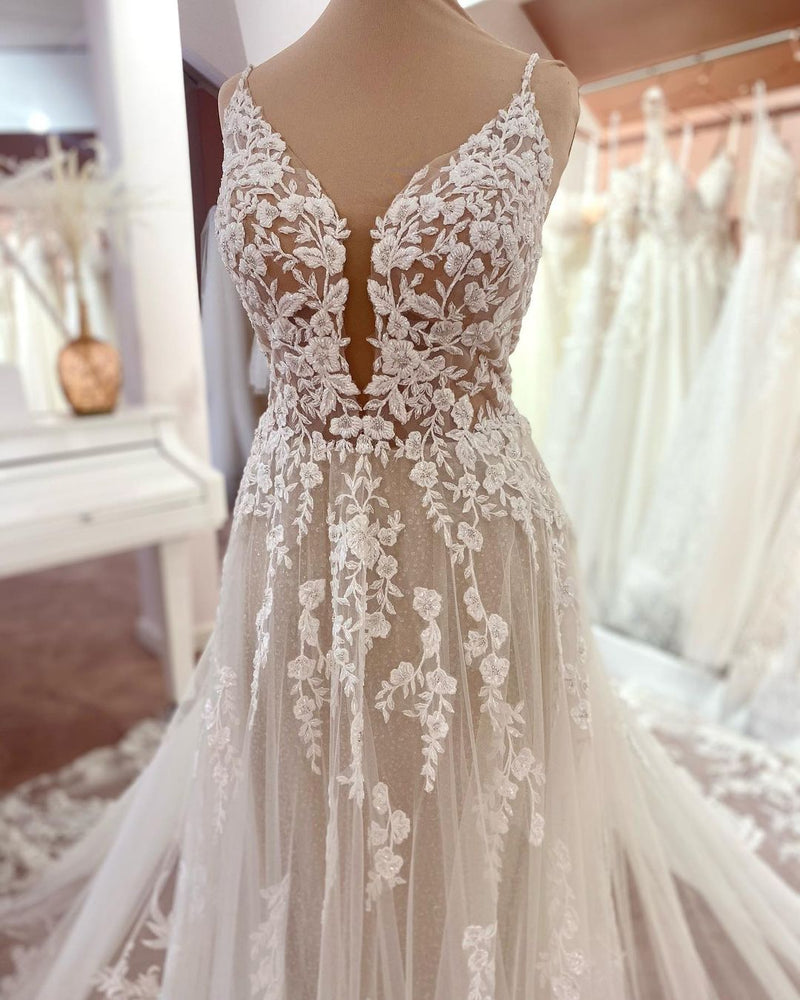 Gorgeous Spaghetti-Straps Lace Wedding Dress Tulle Sleeveless Bridal Gowns-showprettydress