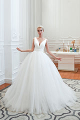 Modern V neck sleeveless White Princess Spring Wedding Dress-showprettydress