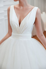 Modern V neck sleeveless White Princess Spring Wedding Dress-showprettydress