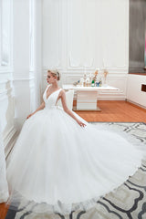 Modern V neck sleeveless White Princess Spring Wedding Dress-showprettydress