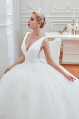 Modern V neck sleeveless White Princess Spring Wedding Dress-showprettydress